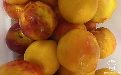 Персики очистить от кожуры.