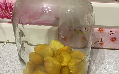 Персики нарезаем на кусочки, складываем в банку.