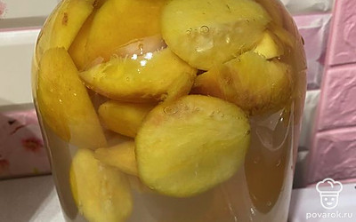 Заливаем банки кипятком. Накрываем крышкой.