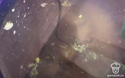 В кастрюлю сливаем воду из банок, добавляем сахар. Кипятим. Заливаем банки с персиками. Закатываем.