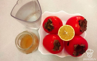 Вымойте хурму и лимон, обсушите их на полотенце. Приготовьте очищенную воду и цветочный мед.