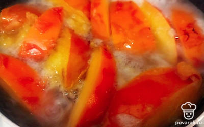 В глубокой кастрюле вскипятите воду и добавьте в нее нарезанную на дольки хурму. Кожицу у хурмы удалять не нужно, достаточно убрать листочки и семена, если они есть. Кладите хурму именно в кипяток, а не холодную воду, чтобы сохранить как можно больше витамин.