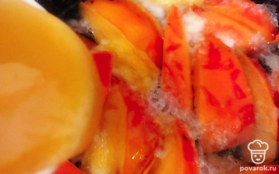 Накройте крышкой и варите на тихом огне 3-4 минуты. Затем добавьте сок и цедру лимона и мед. Оставьте компот до полного охлаждения при комнатной температуре.