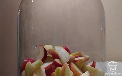 Яблоки нарежьте на дольки и уложите в банку.