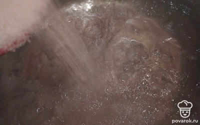 В закипевшую воду насыпьте сахар, размешайте и доведите до кипения.