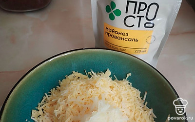 Сыр и чеснок натереть на мелкой терке.