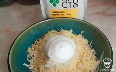 Добавить майонез.