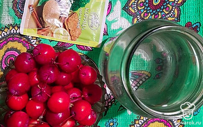 Разложите ингреденты перед собой. Поставьте воду кипятиться. Яблоки помойте.