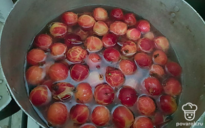 В кипящую воду опустите яблоки. Я брала маленькие яблоки целиком. Варите 15 минут.