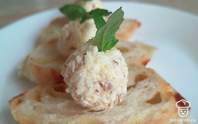 Можно подать виде шариков и украсить свежим базиликом.