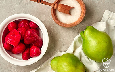 Разморозьте клубнику, промойте и откиньте на дуршлаг. Помойте айву и удалите сердцевину.