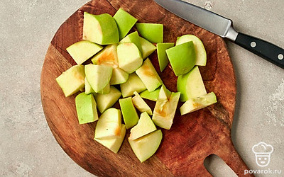 Подготовьте айву. Нарежьте айву дольками или крупными кубиками.