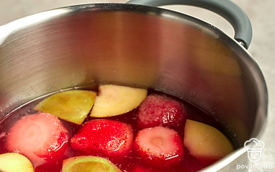 Сварите компот. Налейте в кастрюлю воду и выложите в нее айву и клубнику. Доведите до кипения и добавьте сахар. Кипятите компот в течение 2 минут, затем выключите плиту и дайте напитку остыть в течение 30 минут.