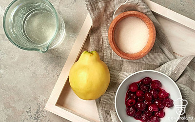 Разморозьте вишню и промойте ее, дайте стечь воде. Помойте айву и вырежьте из нее семенную коробку.