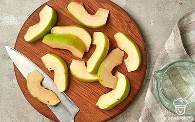 Подготовьте айву. Нарежьте айву небольшими дольками. Налейте воду в кастрюлю и вскипятите.