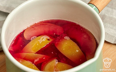 Сварите компот. В кипящую воду выложите айву и варите в течение 10 минут. После чего добавьте вишню и сахар. Варите еще 10 минут. Затем дайте компоту остыть в течение 30 минут.