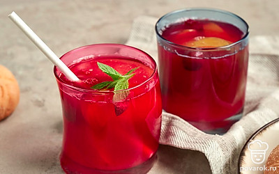 Подавать компот из айвы с вишней лучше с вкусным пирожным.