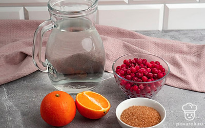 Убедитесь, что у вас есть все продукты в нужном количестве. Хорошо помойте мандарины и красную смородину.