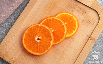 Нарежьте мандарины кольцами.