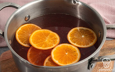 Залейте в кастрюлю воду и сахар и варите на среднем огне в течении 15-20 минут до полного растворения сахара. Затем добавьте ягоды и мандарины и варите еще около 20-30 минут до полной готовности.