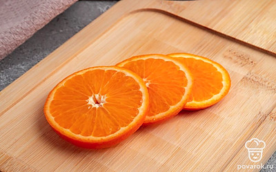 Нарежьте мандарины кольцами.