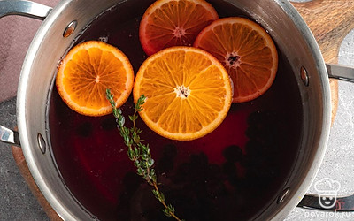 Залейте в кастрюлю воду и сахар и варите на среднем огне в течении 15-20 минут до полного растворения сахара. Затем добавьте смородину, тимьян и мандарины и варите еще около 20-30 минут до полной готовности.