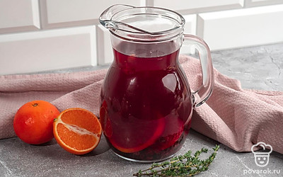 Готовый компот придержите до полного остывания в течении 10-15 минут, затем разливайте и подавайте на стол.