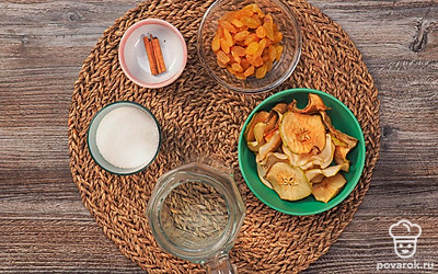 Подготовьте продукты. Налейте в кастрюлю воду. Промойте сушеные яблоки.