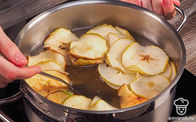 Сварите компот. Промытые яблоки залейте кипятком и оставьте на несколько минут. Выложите их в кастрюлю. Доведите до кипения. После закипания огонь уменьшите до среднего и варите 10 минут. Снимите с огня. Дайте компоту полностью остыть и настояться, уберите яблоки. Добавьте сахар по вкусу и размешайте.