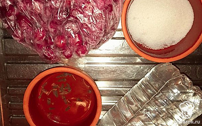 Подготовьте все ингредиенты. Можно взять свежую или замороженную вишню.