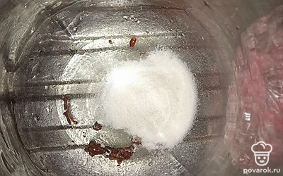 Помещаем в банку (у меня это трехлитровая, удобно взбалтывать) сахар и специи.