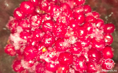 Закладываем вишню, добавляем водку.