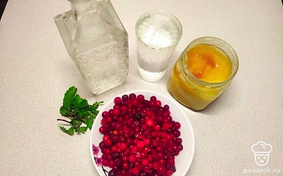 Ополосните под проточной водой клюкву, мяту и дайте им обсохнуть на салфетке. Приготовьте сухую трехлитровую стеклянную банку для настойки.