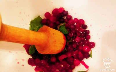 Разотрите клюкву и листья мяты до состояния пюре деревянной ступкой. Переложите эту массу в банку и залейте водкой. Закройте крышкой и поставьте в теплое и темное место на 14 дней.