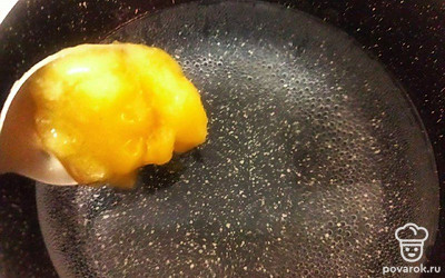 Смешайте мед с водой в эмалированной посуде и поставьте на огонь. Проварите в течение 3-х минут. Остудите и вылейте в водку с клюквой, перемешайте и закройте. Подержите еще 14 дней в теплом месте.