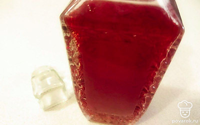 Процедите настойку через фильтр, изготовленный из марли и ваты. Разлейте по бутылкам и укупорьте. Всего получается 2 л настойки. Храните ее в сухом и темном месте.