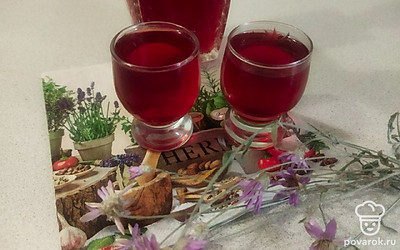 Подайте настойку в прозрачном графине или бутылке. Оформите вазу с фруктами. Подайте сладкую выпечку, конфеты.