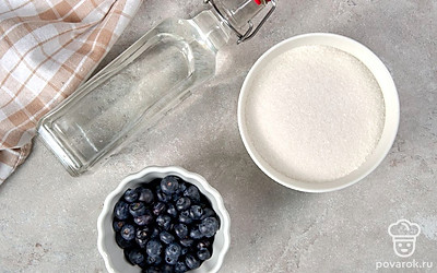 Достаньте все ингредиенты. Голубику тщательно переберите, промойте под проточной водой и обсушите на полотенце. Приготовьте стеклянную банку.