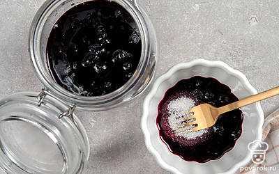 Подготовьте ягоды. Насыпьте перебранные ягоды в глубокую емкость и разомните их любым удобным способом. Добавьте сахар, тщательно перемешайте. Переложите все в стеклянную банку.