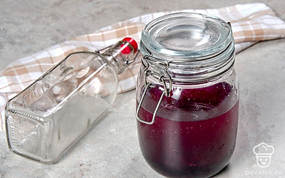 Завершите приготовление настойки. Ягодную массу залейте водкой, закройте крышкой. Поставьте в темное место и храните 2 недели при комнатной температуре. Процедите приготовленный напиток. Оставшийся жмых отожмите. Если в будущем в банке появится осадок, процедите настойку еще раз.