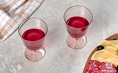 Приготовленная настойка будет красиво смотреться, если налить ее в оригинальную бутылку или графин.