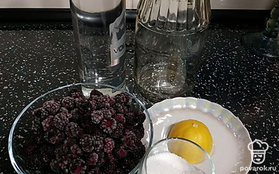 Приготовьте трехлитровую банку, пластмассовую крышку. Помойте лимон. Отмерьте необходимое количество нужных продуктов.