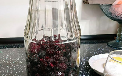 Разморозьте малину, пересыпьте ее в подготовленную банку. Обдайте лимон крутым кипятком, тщательно оботрите бумажным полотенцем. Аккуратно срежьте желтую кожуру (цедру), но без горькой белой мякоти.