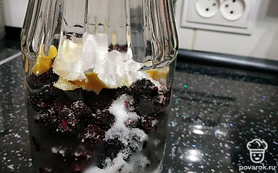 Отправьте срезанную цедру в банку к малине, насыпьте примерно 100 граммов сахара. Залейте малину самогоном так, чтобы он ее полностью закрыл. Теперь, все перемешайте, закройте банку крышкой и поставьте, при комнатной температуре, в темное место на 25 дней.