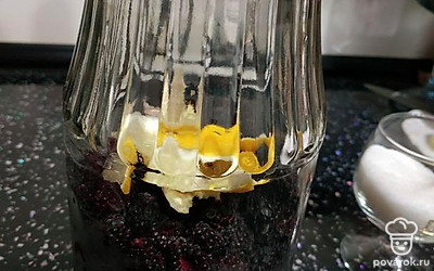 Встряхивайте настойку через каждые четыре дня. Готовую настойку процедите через несколько слоев марли, ваты или кофейный фильтр. Добавьте по своему вкусу еще сахар, перемешайте и, плотно закрыв крышкой, поставьте в холодильник на трое суток.