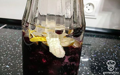 Чтобы был виден невероятно красивый цвет самогонной настойки «Малиновый спотыкач», налейте ее в прозрачный графин, рядом поставьте небольшие рюмочки. Подавайте к любым холодным или горячим блюдам.