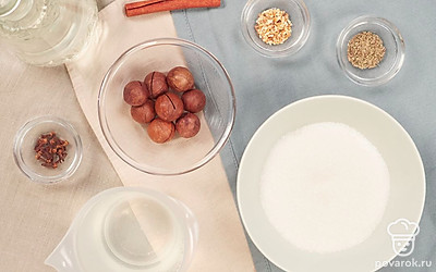 Вымойте и очистите орехи. Приготовьте сахарный сироп: смешайте воду с сахаром и тщательно размешайте, чтобы сахар полностью растворился. Для настойки используйте алкоголь до 45 градусов крепости. Если это самогон, он должен быть качественным, без резкого запаха.