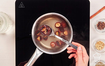 Карамелизируйте скорлупу. Поставьте кастрюлю с сиропом на огонь. Включите самый мощный нагрев. Выложите скорлупу. Когда сироп начнет закипать, убавьте нагрев до среднего и, перемешивая, проваривайте скорлупу еще 4-5 минут. Достаньте из кастрюли скорлупу макадамии и выложите ее на тарелку для обсыхания.