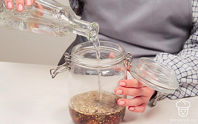 Приготовьте настойку. В банке, смешайте карамелизированную скорлупу, бадьян, корицу, гвоздику и цедру лимона. Залейте самогоном. Закройте крышкой и встряхните несколько раз. Уберите в прохладное, темное место на 10 дней.