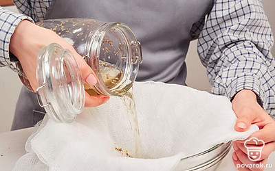 Процедите настойку. Для этого возьмите обычную марлю, сложите ее в несколько слоев (3-4 слоя достаточно), обтяните ею кастрюлю или банку и вылейте настойку. Оставшиеся в марле специи и скорлупу выбросите. Разлейте напиток по бутылкам и плотно закройте крышками.